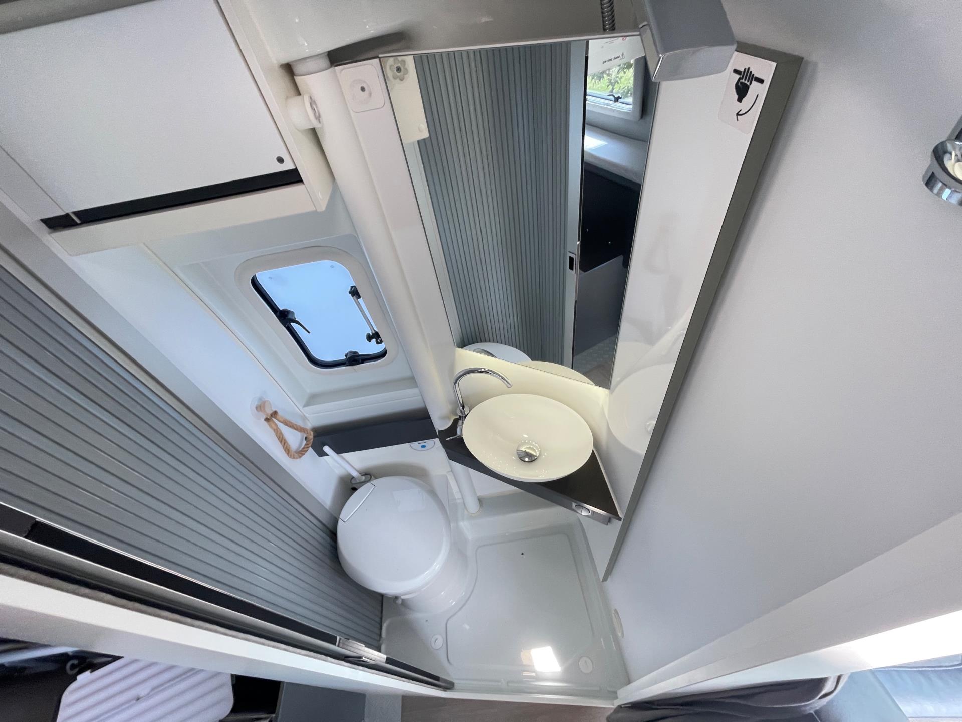 Adria Twin Supreme 640 SGX Twin Supreme 640 SGX 9-Traps Automaat LUCHTVERING 160 PK 46849216-11.jpg | Puur Vrijheid