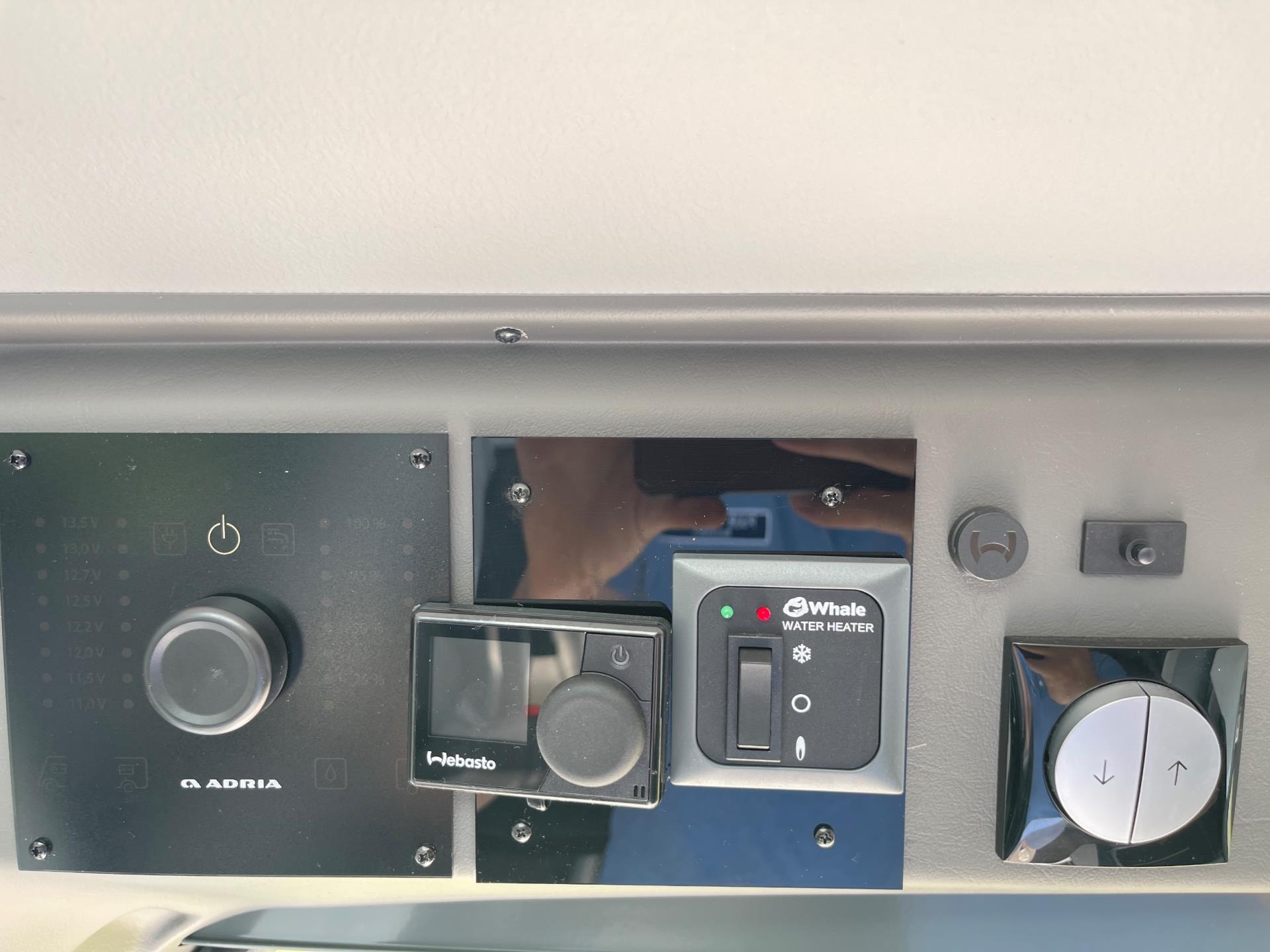 Adria Twin Supreme 640 SGX Twin Supreme 640 SGX 9-Traps Automaat LUCHTVERING 160 PK 46849216-19.jpg | Puur Vrijheid