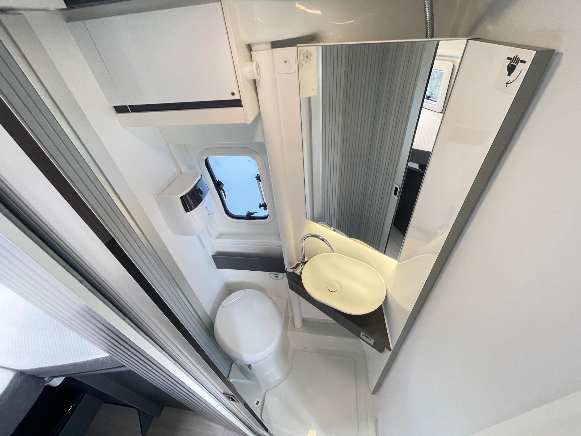 Adria Twin Supreme Plus 640 SLB Twin Supreme Plus 640 SLB 9-traps Automaat (Ducato 8) 46854204-13.jpg | Puur Vrijheid