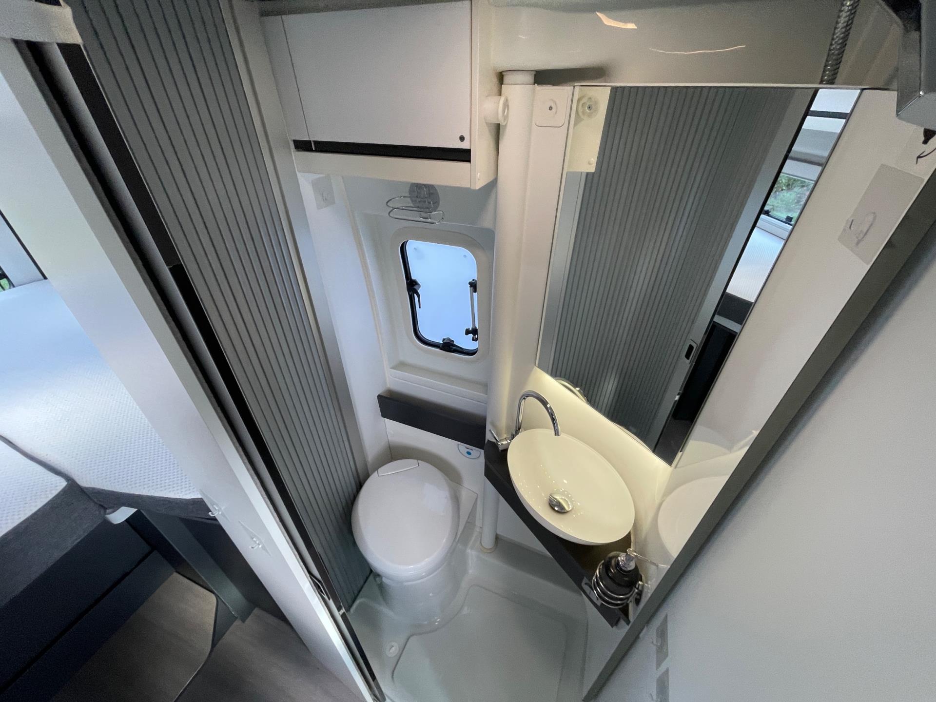 Adria Twin Plus Supreme 640 SLB Twin Plus Supreme 640 SLB 9-Traps LUCHTVERING 47342657-12.jpg | Puur Vrijheid