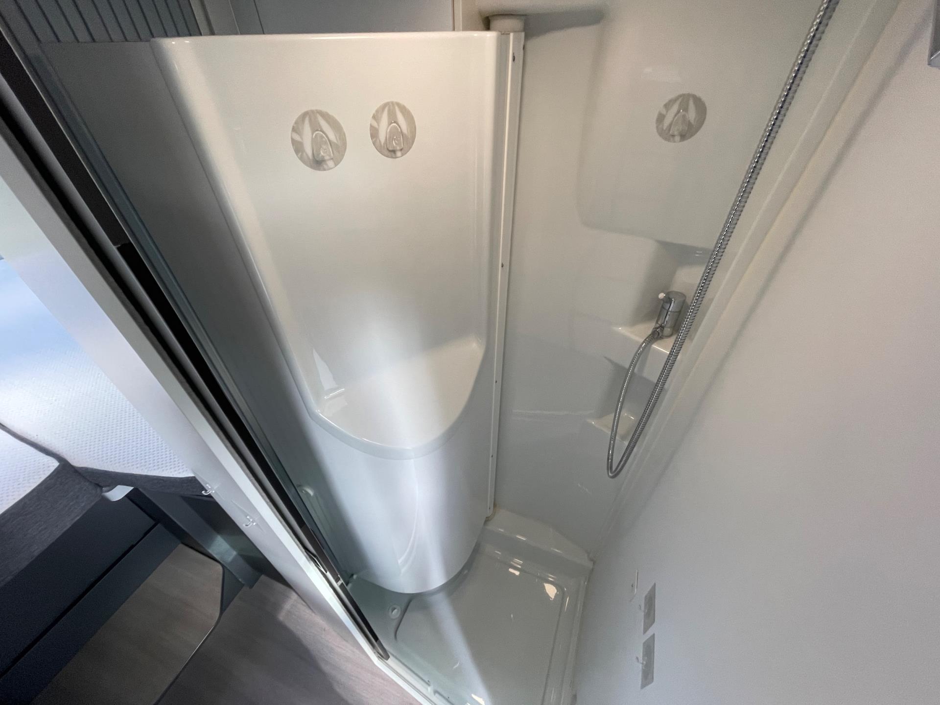 Adria Twin Plus Supreme 640 SLB Twin Plus Supreme 640 SLB 9-Traps LUCHTVERING 47342657-13.jpg | Puur Vrijheid