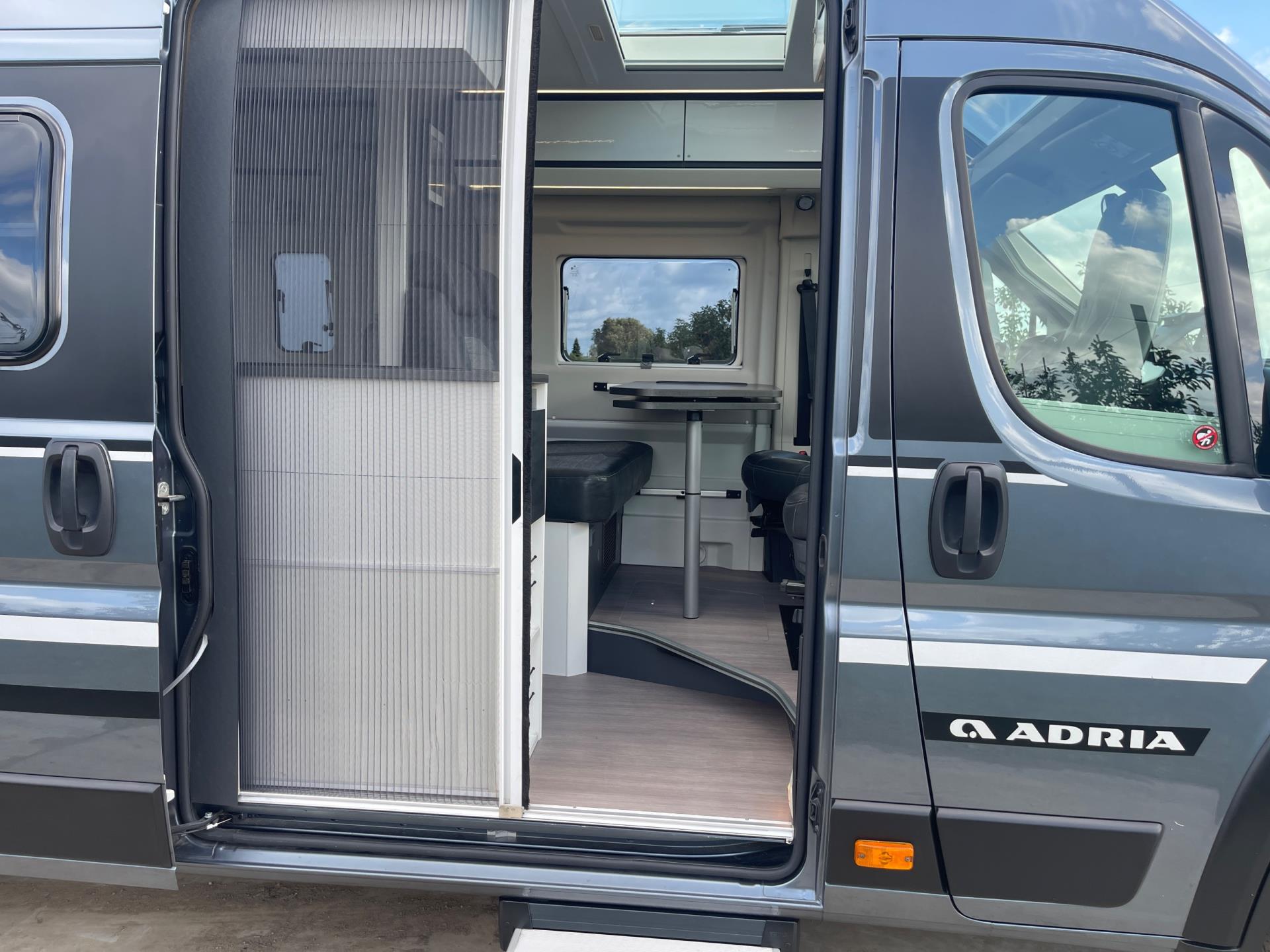 Adria Twin Plus Supreme 640 SLB Twin Plus Supreme 640 SLB 9-Traps LUCHTVERING 47342657-8.jpg | Puur Vrijheid