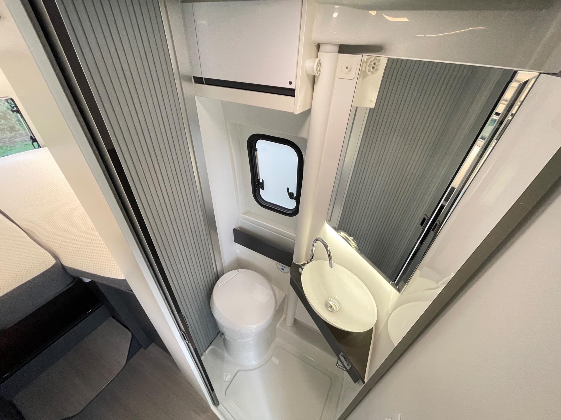 Adria Twin Plus Supreme 640 SLB Twin Plus Supreme 640 SLB 9-Traps Airco Camperdeel 47382118-16.jpg | Puur Vrijheid